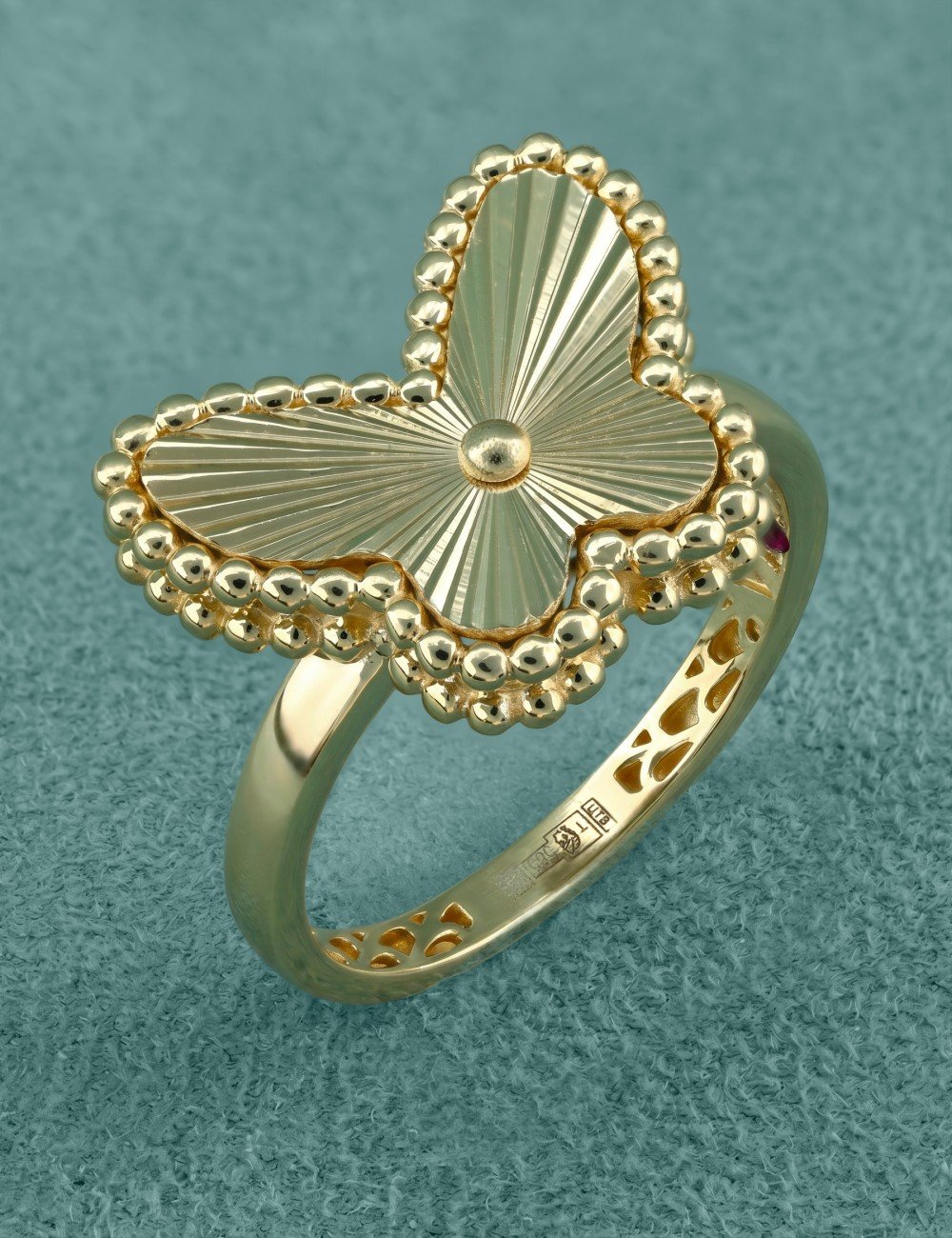 Кольцо из лимонного золота c рубином