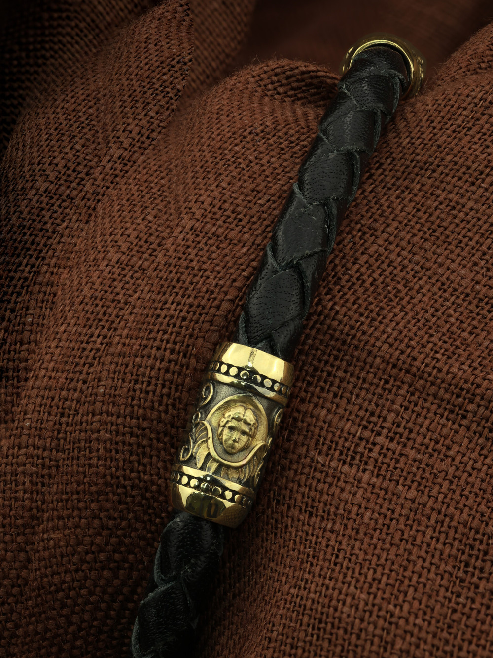 Браслет из лимонного золота c кожаным шнурком