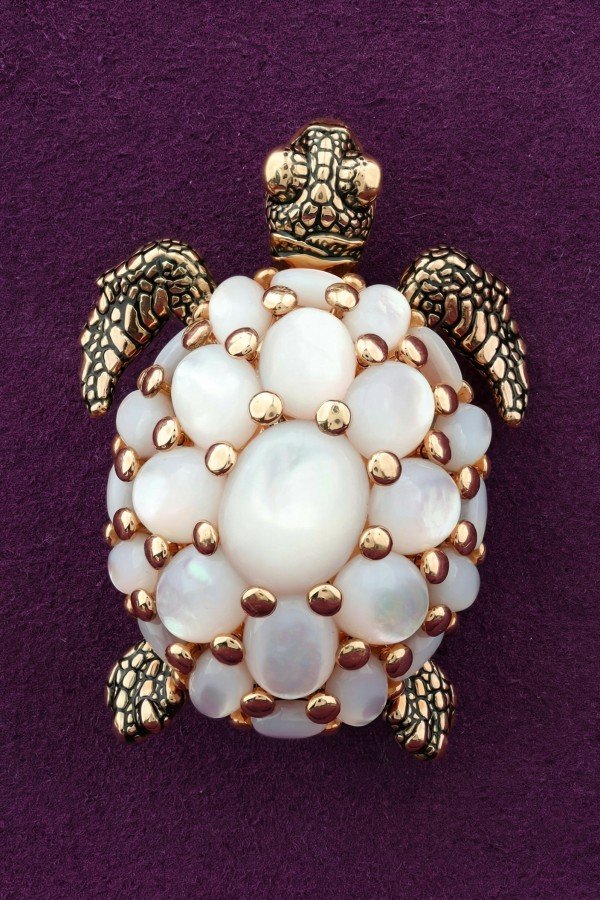 Брошь из золота 585 пробы c эмалью и перламутром