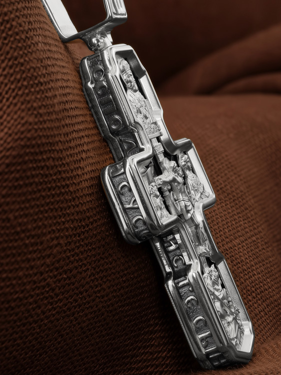 Крест из белого золота c ониксом