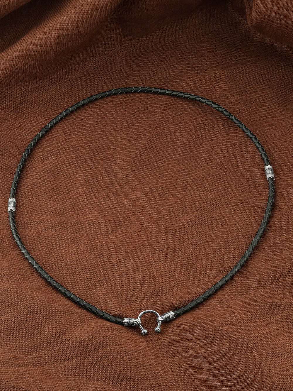 Шнурок кожаный из белого золота c кожаным шнурком