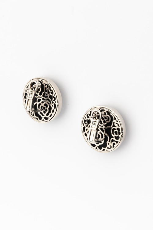 Серьги из белого золота c ониксом и перламутром