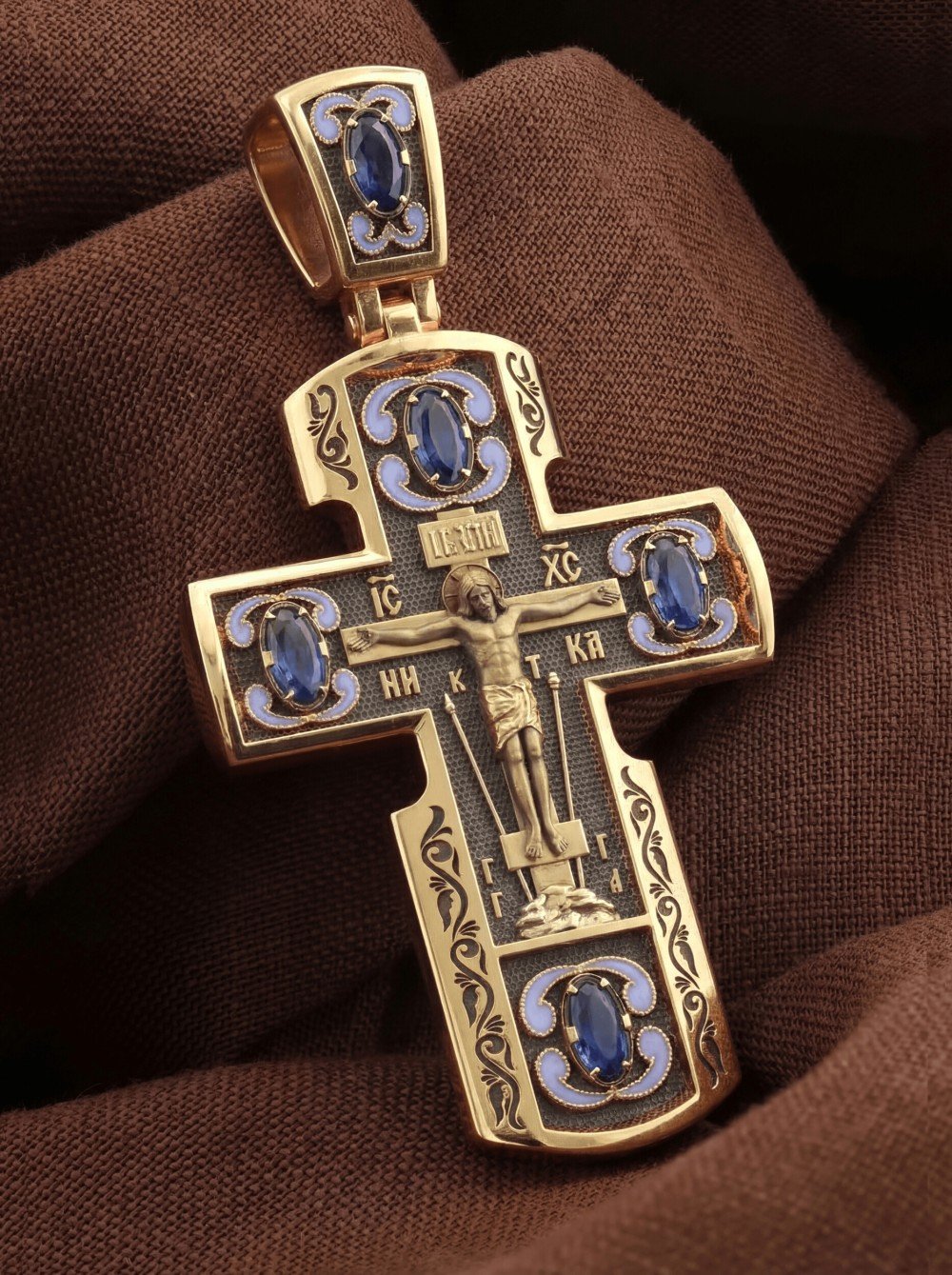 Крест из золота c эмаль и сапфиром