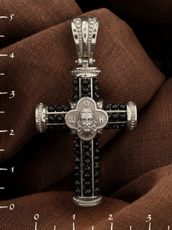 Крест из белого золота c ониксом