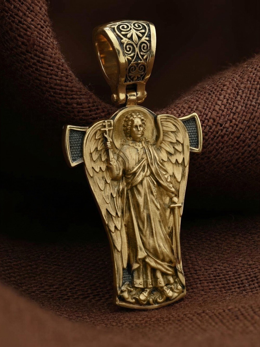 Крест из лимонного золота