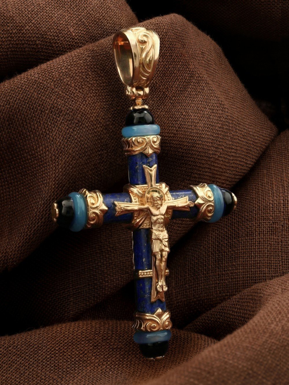 Крест из золота c ониксом, агатом и лазуритом