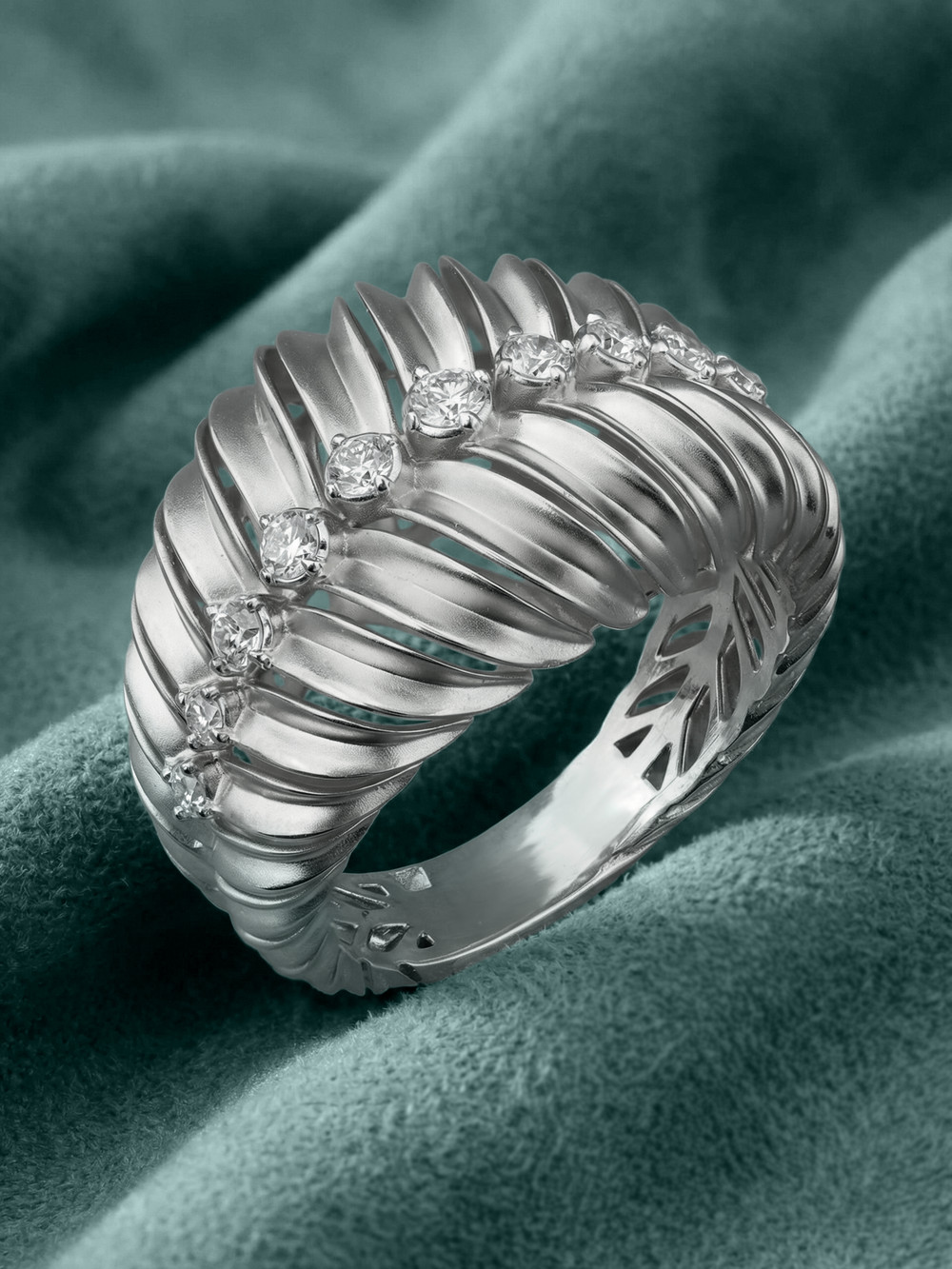 Кольцо из белого золота c бриллиантами