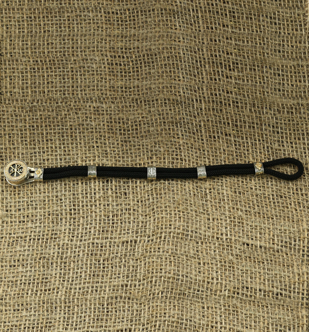 Браслет из серебра и золота c ониксом и шёлковым шнурком