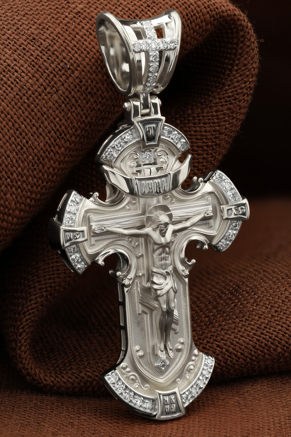 Крест из белого золота c бриллиантами