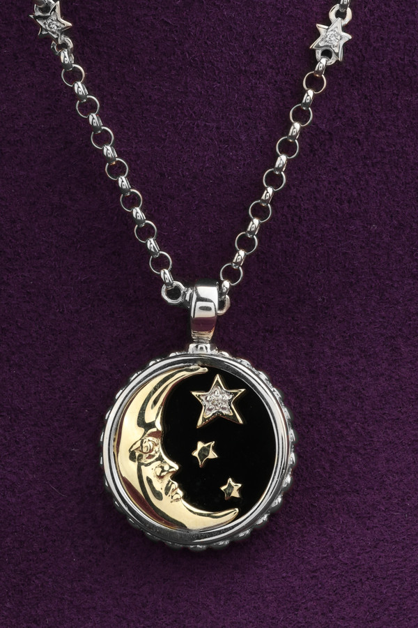 Колье из белого золота c бриллиантами, ониксом и перламутром