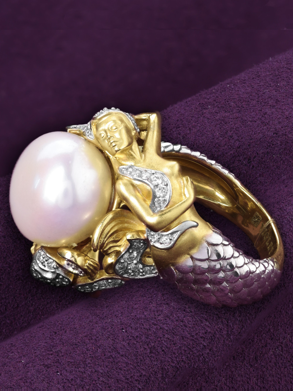 Кольцо из лимонного золота c бриллиантами и жемчугом