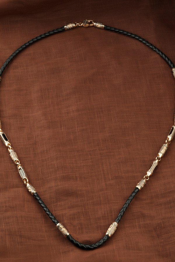 Гайтан из золота c кожаным шнурком и ониксом