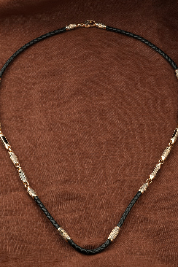 Шнурок кожаный из золота c кожаным шнурком и ониксом