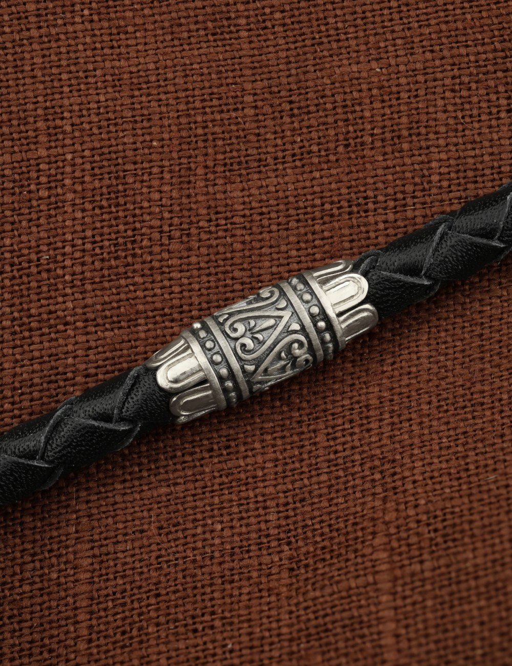 Гайтан из белого золота c кожаным шнурком