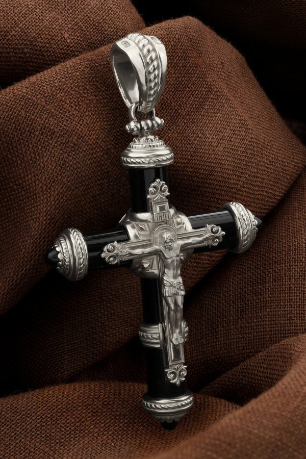 Крест из белого золота 585 пробы c ониксом