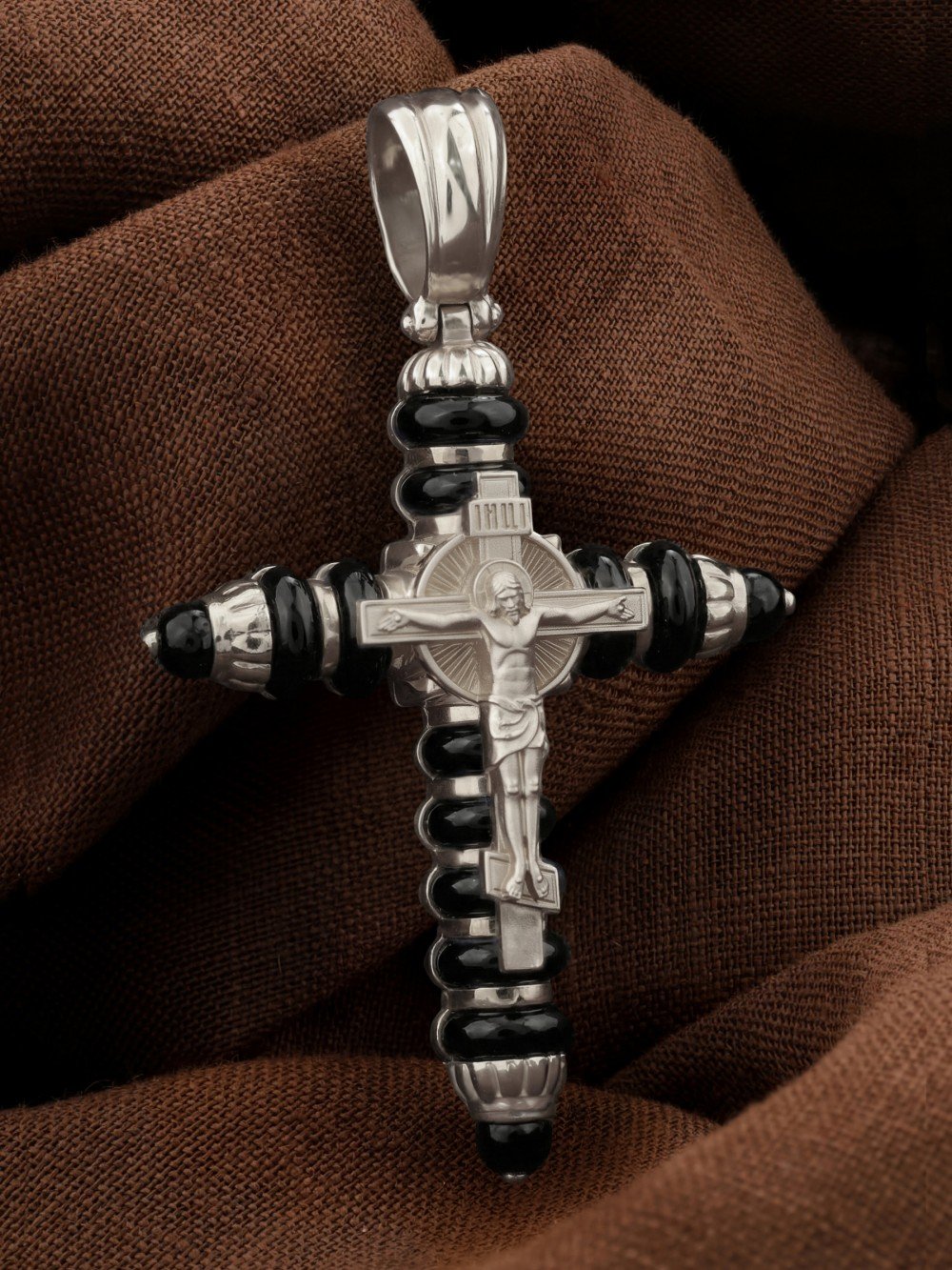 Крест из белого золота c ониксом