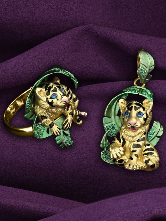 Кольцо из лимонного золота c эмалью и изумрудом