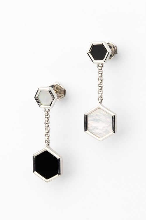 Серьги из белого золота c ониксом и перламутром