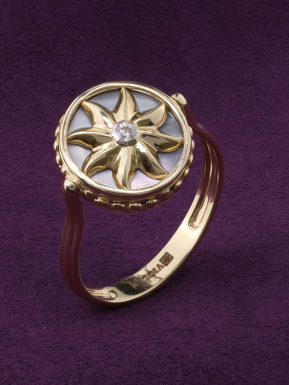 Кольцо из лимонного золота c бриллиантами, ониксом и перламутром