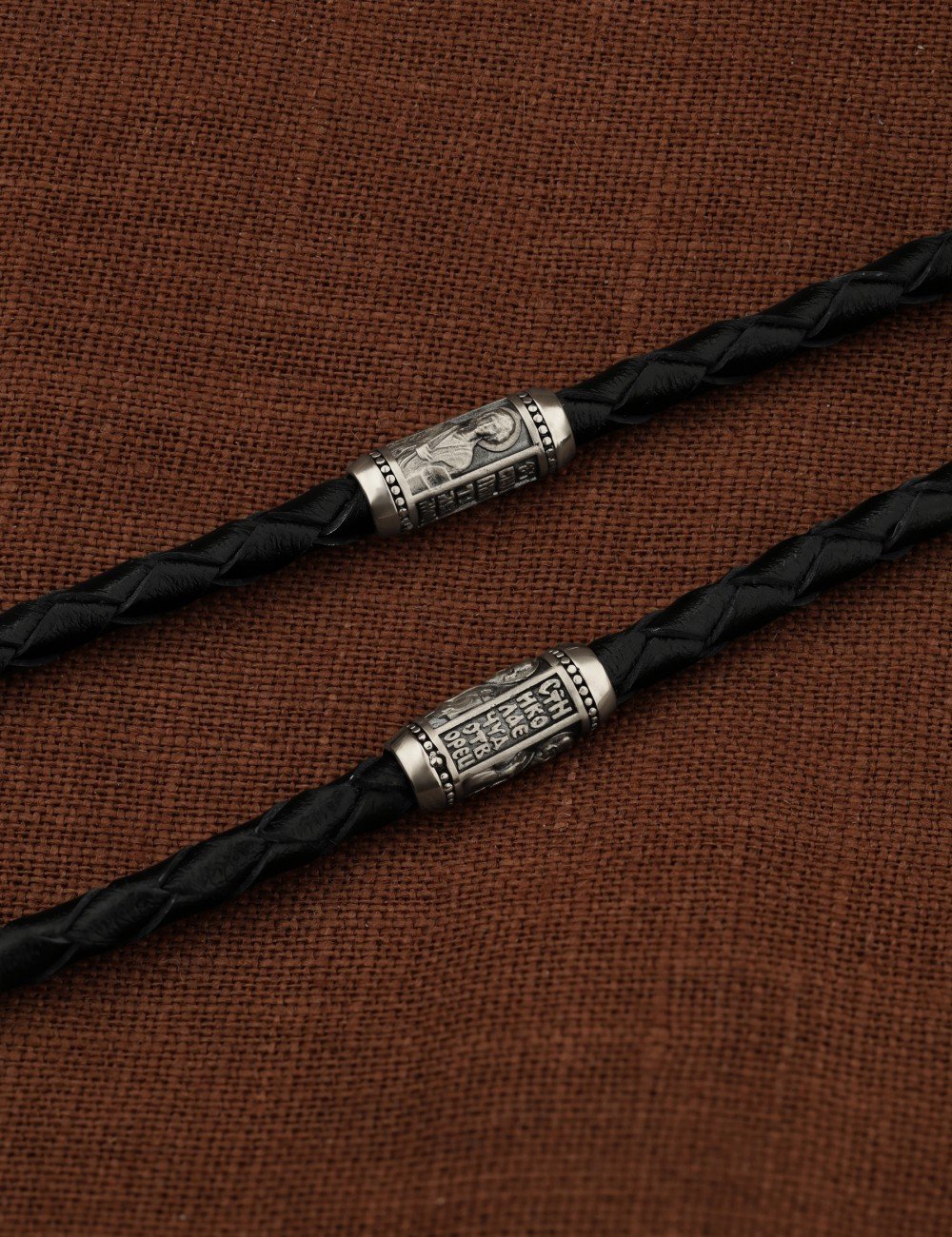 Гайтан из белого золота c кожаным шнурком