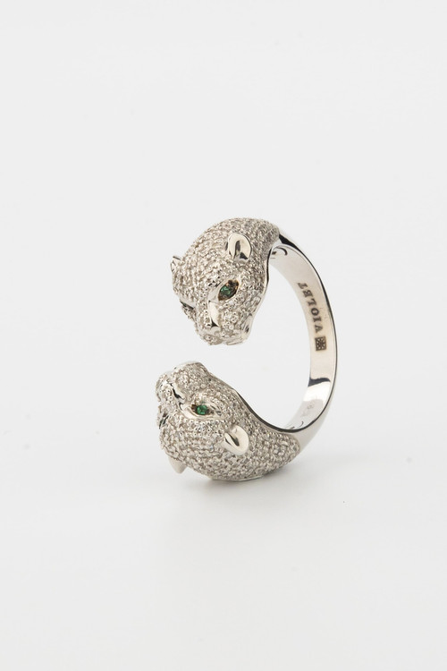 Кольцо из белого золота c бриллиантами и изумрудом