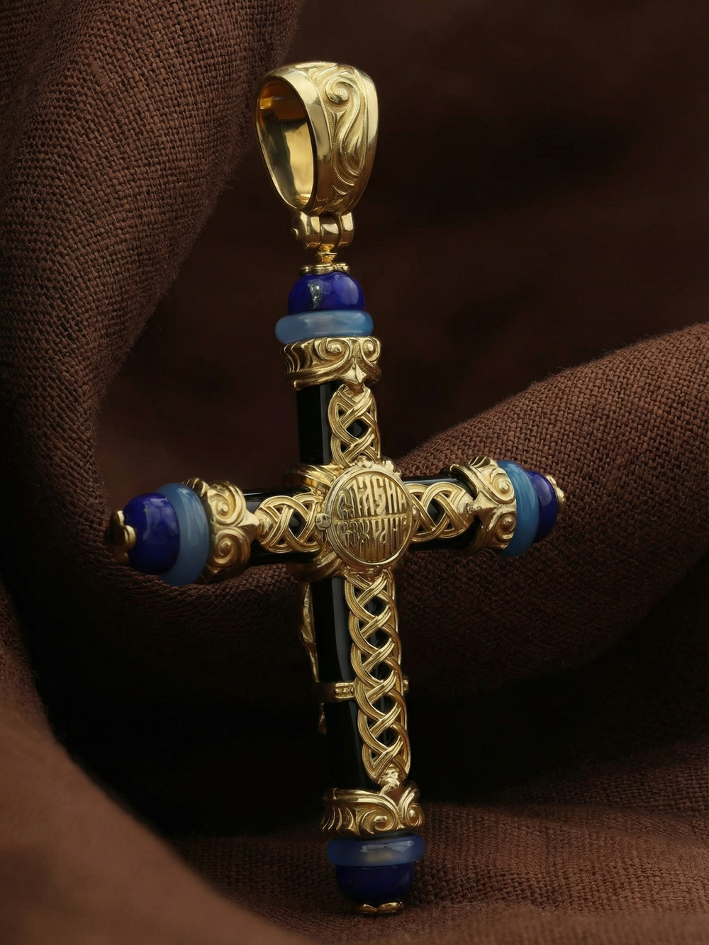 Крест из лимонного золота c ониксом, агатом и лазуритом
