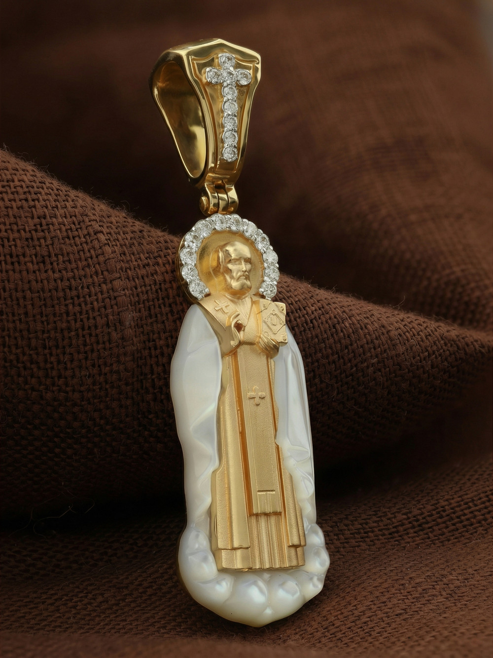 Образок из лимонного золота c бриллиантами и перламутром