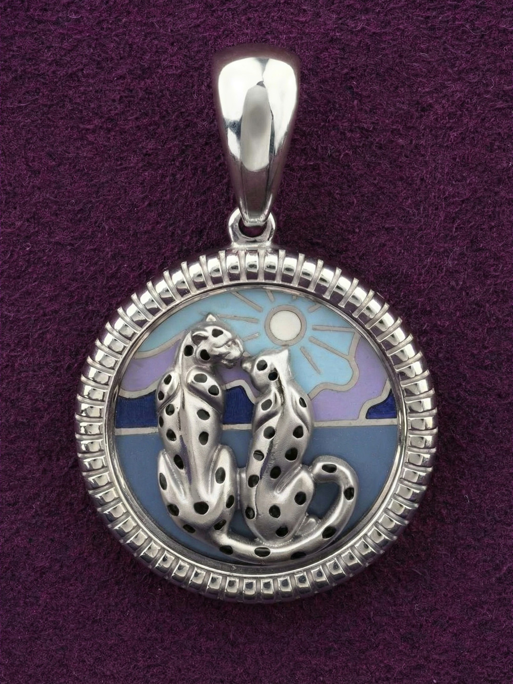 Подвеска из белого золота c эмаль