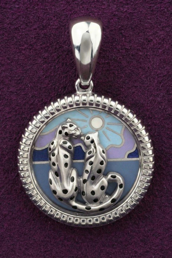 Подвеска из белого золота c эмалью