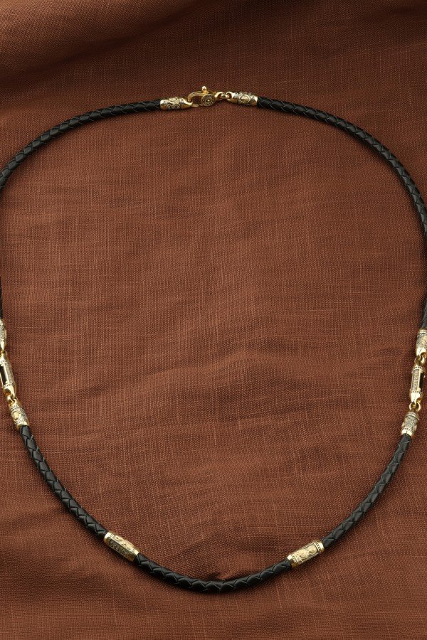 Гайтан из лимонного золота c кожаным шнурком и ониксом