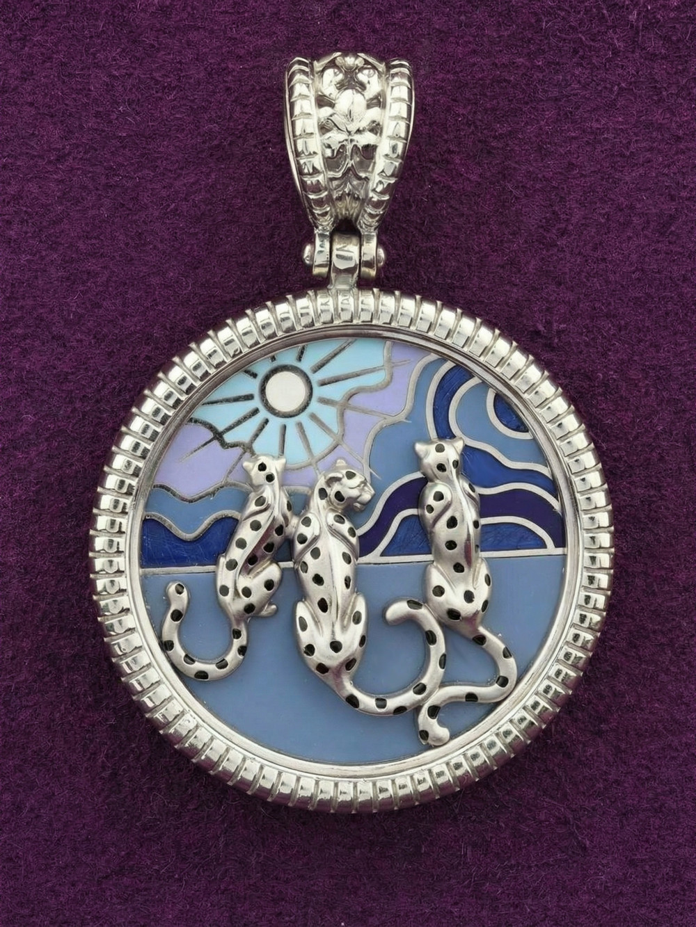 Подвеска из белого золота c эмаль