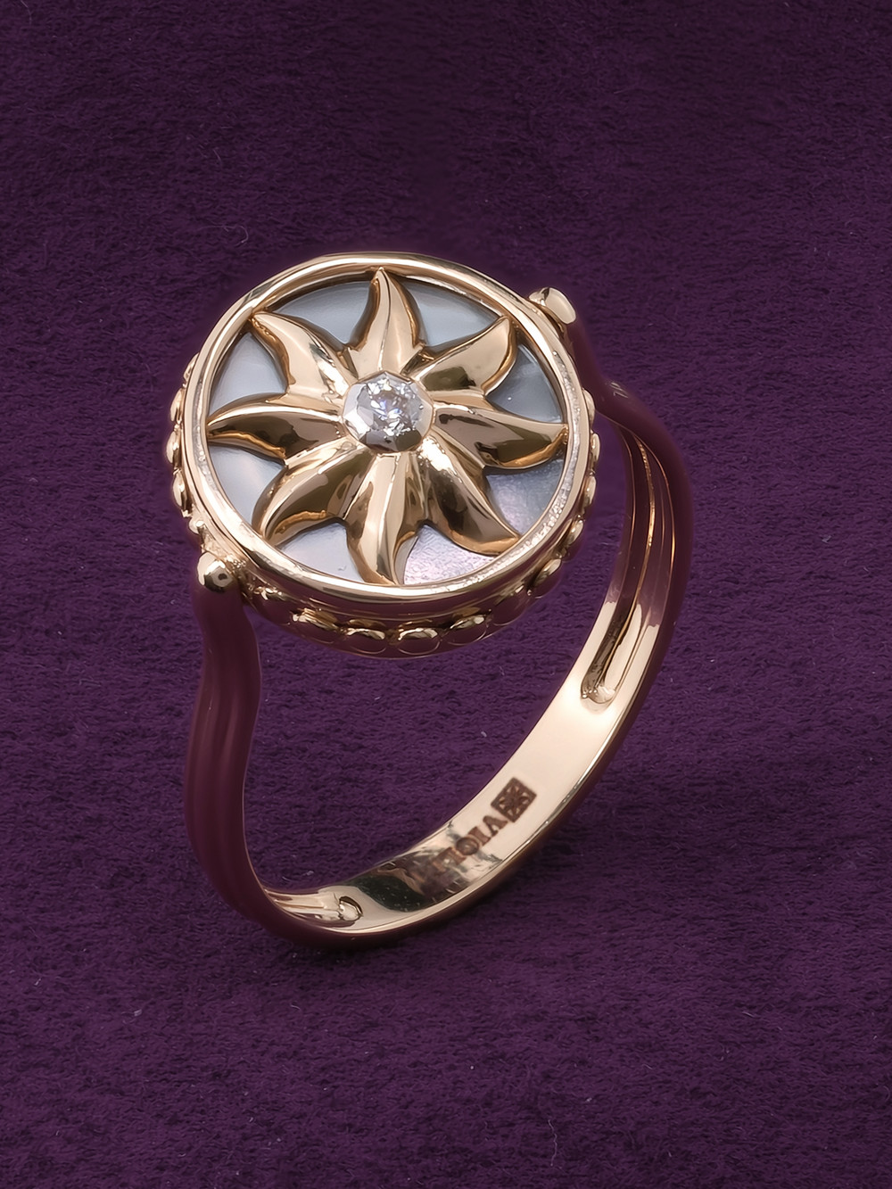 Кольцо из золота c бриллиантами, ониксом и перламутром