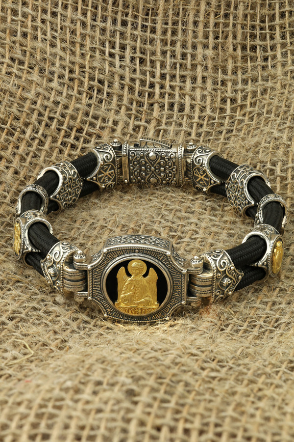 Браслет из серебра и золота c ониксом и шёлковым шнурком