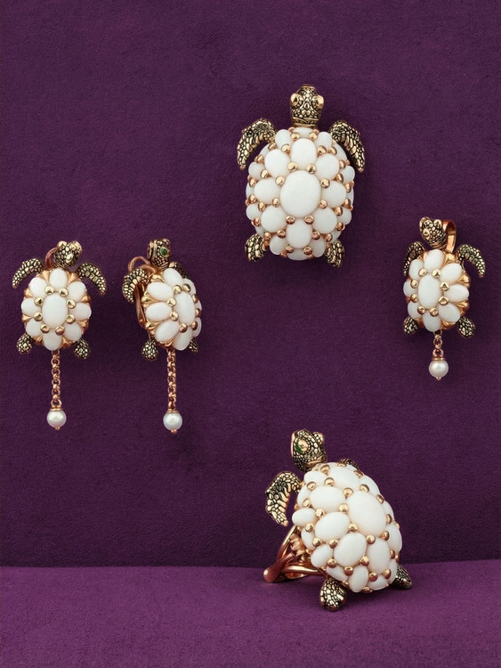 Брошь из золота c эмаль и бивнем мамонта