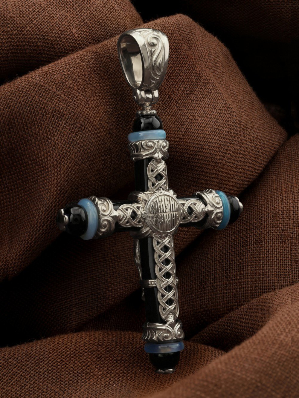 Крест из белого золота c ониксом и агатом