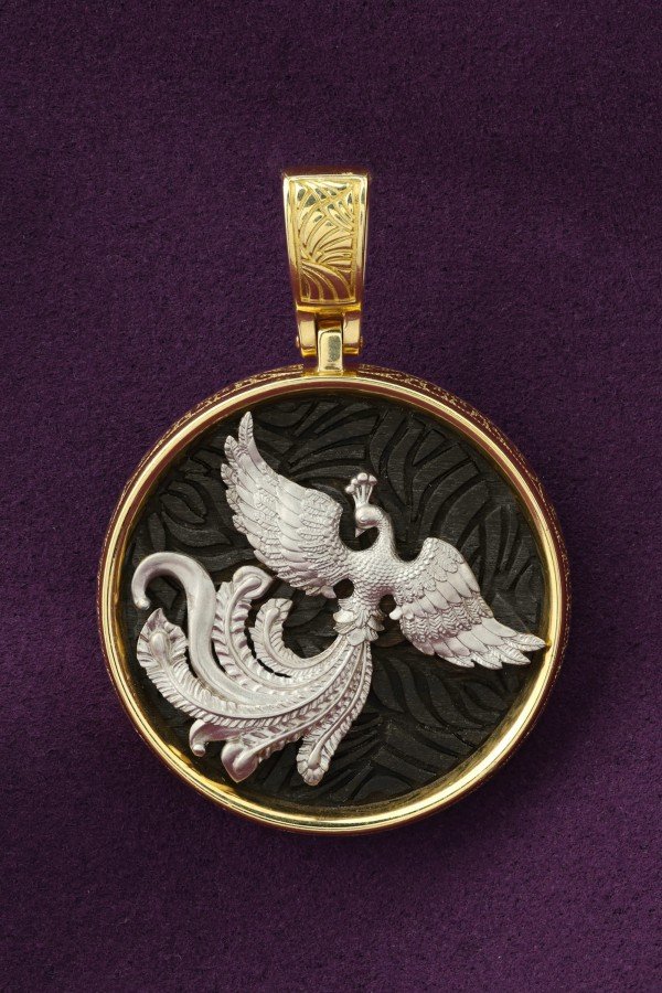 Подвеска из лимонного золота c эбеновым деревом