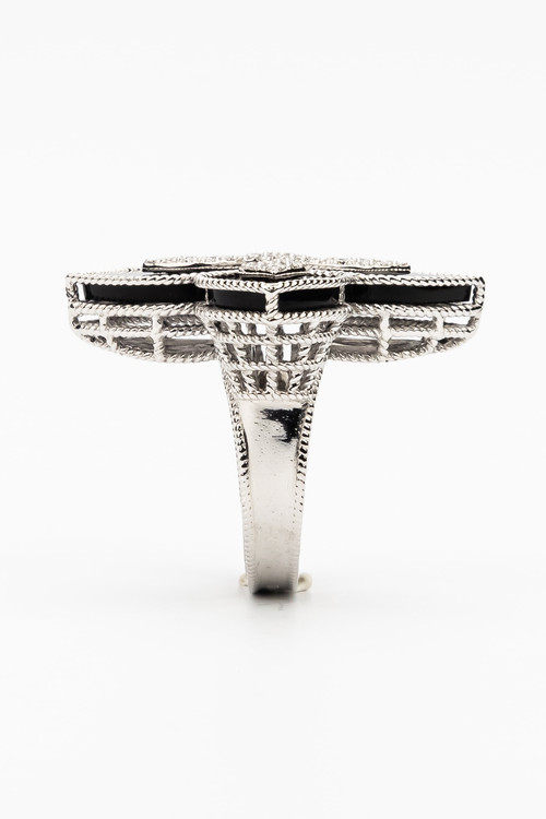 Кольцо из белого золота c бриллиантами и ониксом