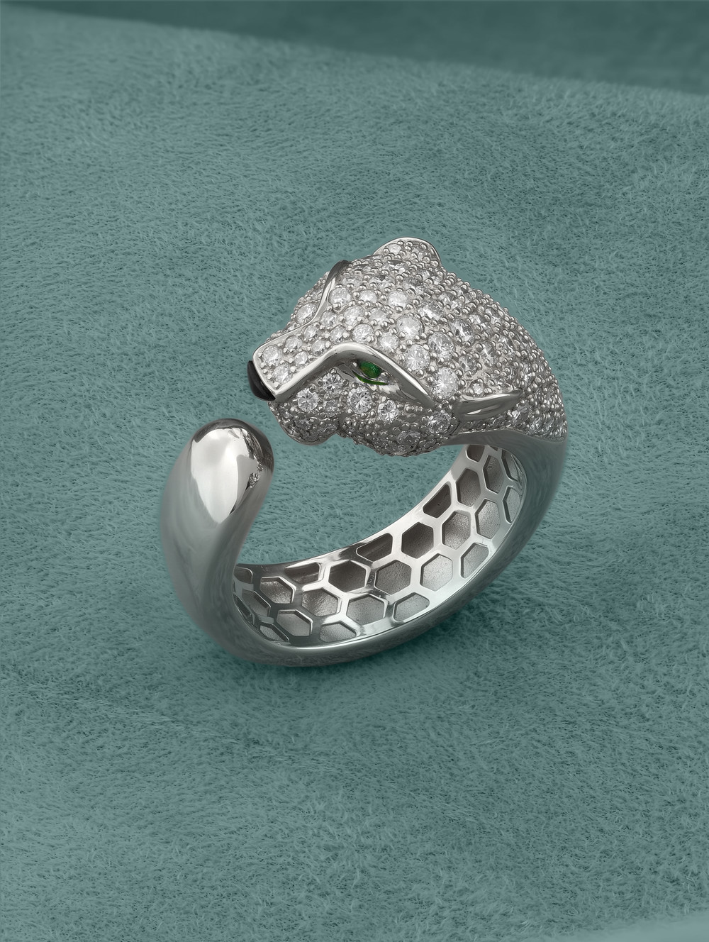 Кольцо из белого золота c бриллиантами, изумрудом и ониксом