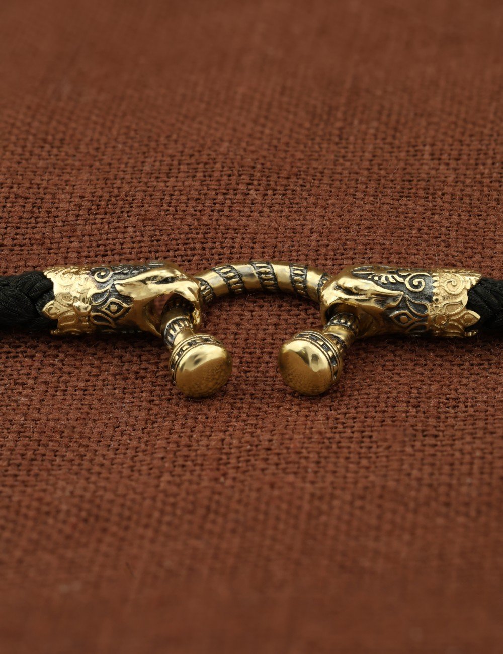 Шнурок шёлковый из лимонного золота c шёлковым шнурком