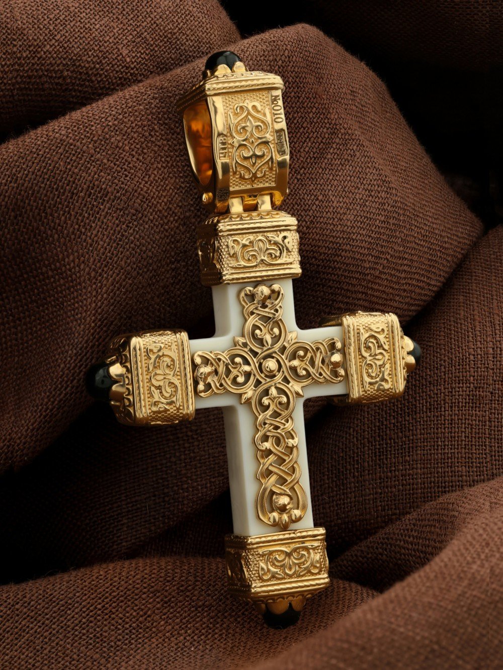 Крест из лимонного золота c эмаль , ониксом и бивнем мамонта