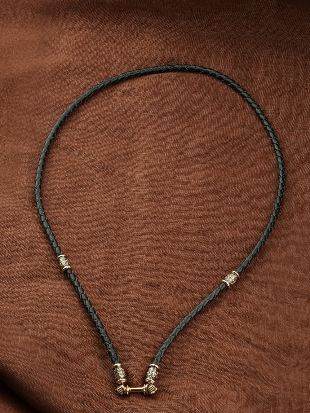 Шнурок кожаный из золота c кожаным шнурком