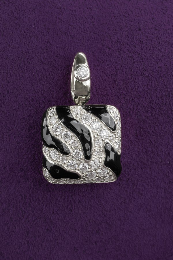 Подвеска из белого золота c эмалью и бриллиантами