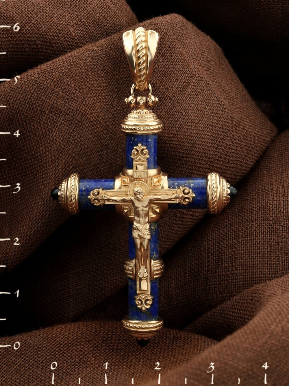 Крест из золота c ониксом и лазуритом