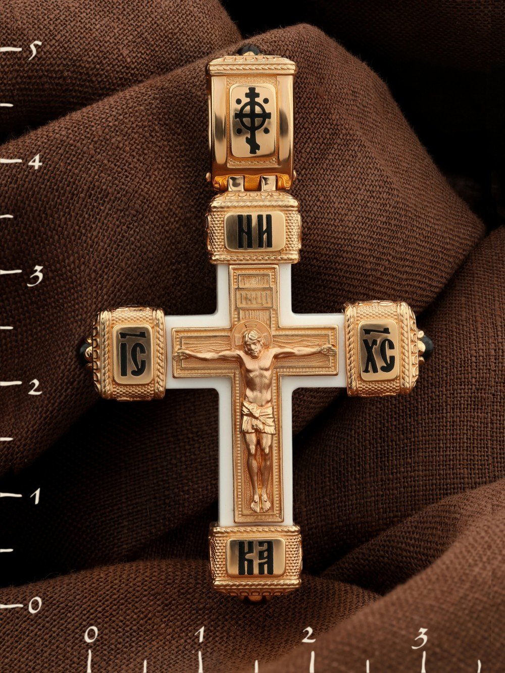 Крест из золота c эмаль , ониксом и бивнем мамонта