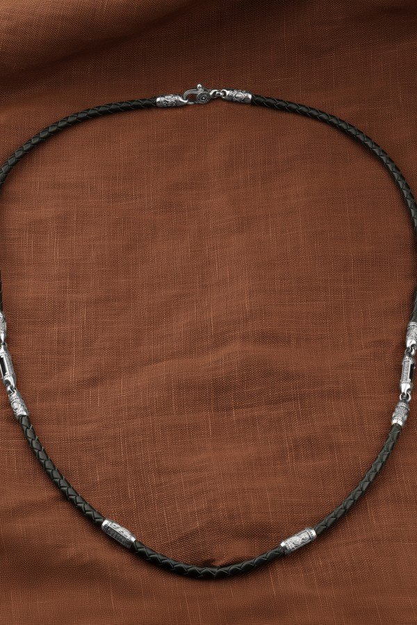 Гайтан из белого золота c кожаным шнурком и ониксом