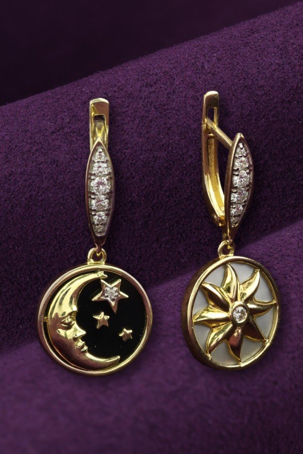 Серьги из лимонного золота c бриллиантами, ониксом и перламутром