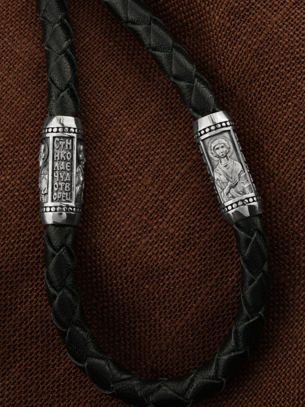 Шнурок кожаный из белого золота c кожаным шнурком и ониксом