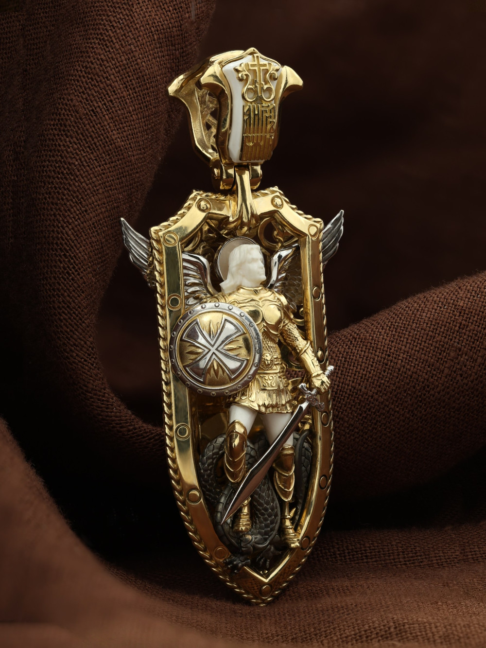 Образок из лимонного золота c эмаль и бивнем мамонта