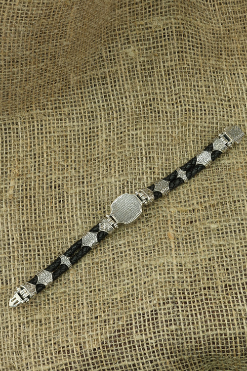 Браслет из серебра и золота c кожаным шнурком и ониксом