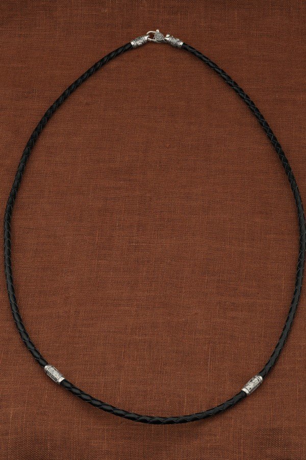 Гайтан из белого золота c кожаным шнурком